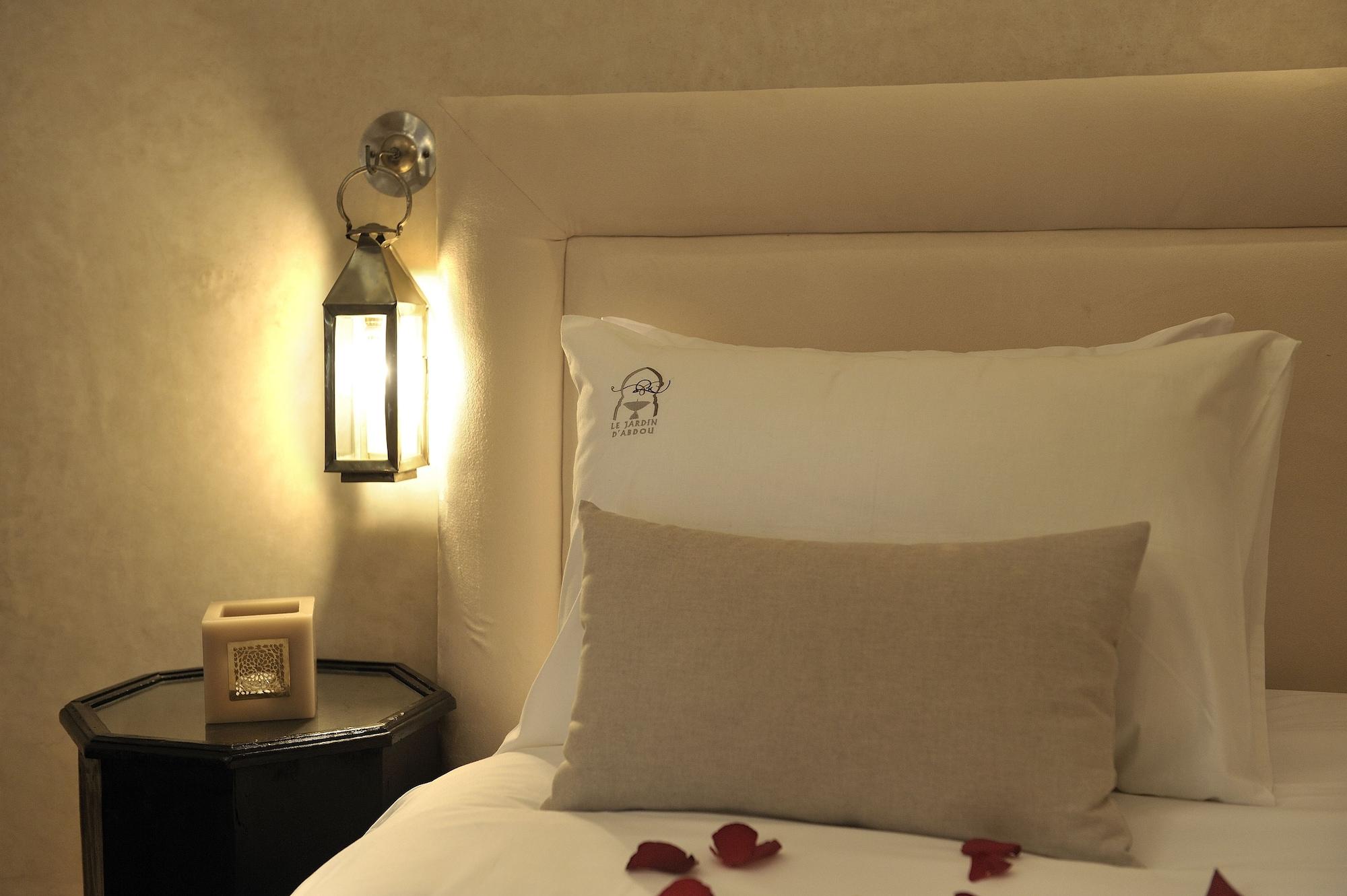 Riad Le Jardin D'Abdou Marrakesh Exterior photo A bed with a pillow